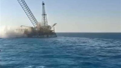 بعد وفاة شخصين وإنقاذ 6 آخرين .. وزيرا البترول والعمل يتوجهان إلى موقع غرق حفار بترول بالبحر الأحمر