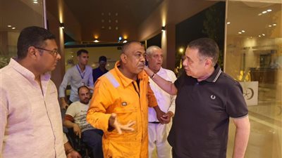 محافظ البحر الأحمر يتفقد المصابين الناجين من حادث غرق حفار بترول بخليج الزيت