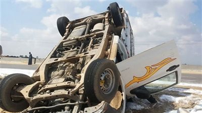 مصرع عامل وإصابة 21 في انقلاب سيارة تقل عمالًا بأسيوط