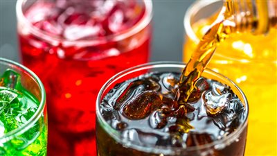 كيف تسهم المشروبات الغازية في تساقط شعر الرجال؟.. دراسة تكشف التفاصيل