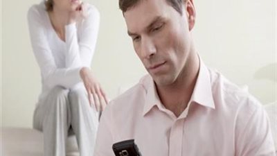 خيانة إلكترونية تُنهي قصة حب.. زوجة تطلب الخلع بعد حظرها على 