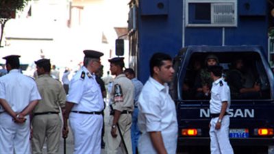 قاتل أطفاله الثلاثة بالمنيا يمثل الجريمة ويعترف: أمهم السبب وكنت بنتقم منها