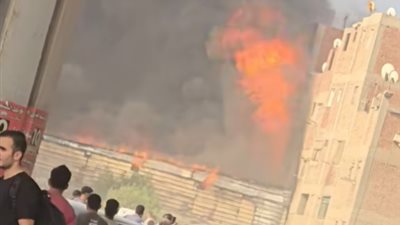 حريق هائل يلتهم مخزن دهانات بالقرب من سلم البراجيل بالجيزة