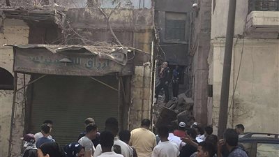 انهيار عقار قديم مكون من طابقين بمنطقة السيدة عائشة (صور)