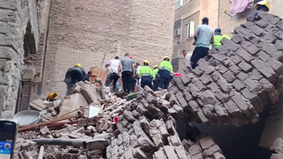 انهيار جزئي لعقار في شبرا مصر.. وإصابة شخصين والأمن يحقق