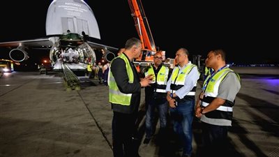 وزير البترول يشهد وصول أكبر ذراع تحميل بحري في العالم إلى مطار القاهرة