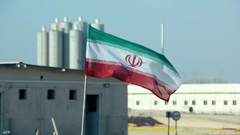 العلم الإيراني أمام