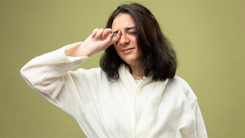 أسباب فرك العين