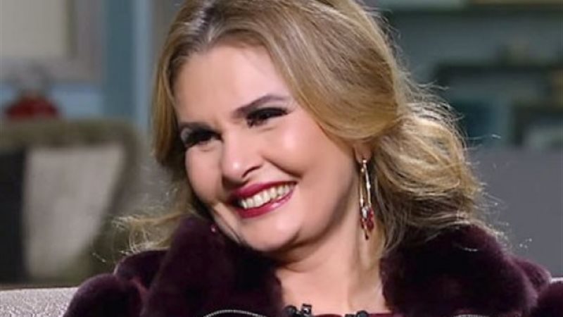 الفنانة يسرا
