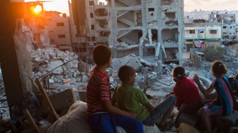 أطفال فلسطينيون بين