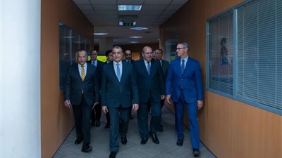 وزير الإنتاج الحربي يتفقد شركة TUYA للحلول الرقمية