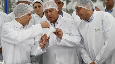 جولة لكامل الوزير في مصانع المستلزمات الطبية والصناعات الغذائية والمعدات الهندسية بـ6 أكتوبر