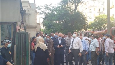 تزامنا مع وصول محافظ القاهرة .. إغلاق شارع رمسيس بسبب حريق شركة الاتصالات (صور)