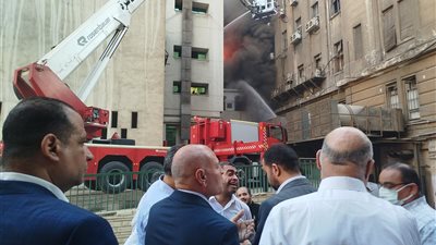 الوزير فين؟.. وزير الاتصالات يتابع حريق سنترال رمسيس من خارج موقع الكارثة