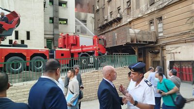 إصابة رجل إطفاء خلال جهود السيطرة على حريق سنترال رمسيس (صور)