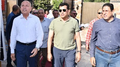 وزير الرياضة ومحافظ القاهرة يتفقدان المركز الرياضي بشبرا