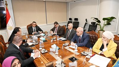 وزير الإسكان يتابع مستجدات 