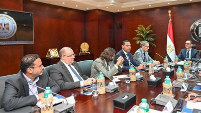 وزير الاستثمار يبحث مع 