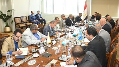 وزير الإسكان يتابع مشروعات مياه الشرب والصرف ويوجّه بالصيانة الدورية والتشغيل الآمن