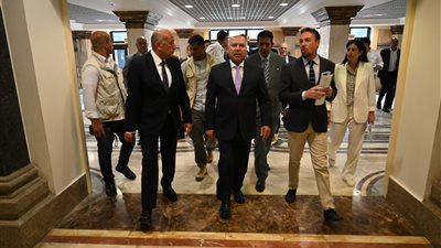 كامل الوزير يستقبل السفينة السياحية AROYA  وعلى متنها 3300 راكبا (صور)