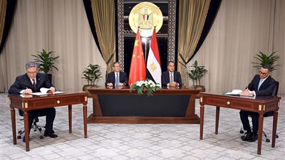 مدبولي ولي تشيانج يشهدان توقيع وثائق تعاون جديدة بين مصر والصين