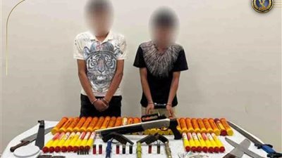 القبض على عنصرين إجراميين بالسويس بحوزتهما أسلحة ومخدرات