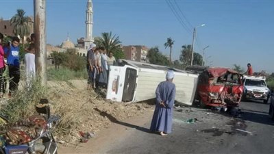 إصابة 12 شخصا في حادث تصادم مروع بسوهاج (صور)