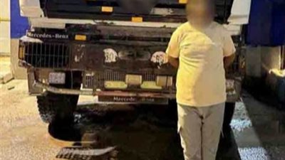 ضبط سيارة نقل بدون لوحات أعلى كوبري بلبيس.. والسائق يعترف بالمخالفة