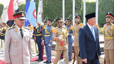 الفريق أول عبد المجيد صقر يلتقي وزير الدفاع الإندونيسي (صور)