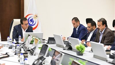 في اجتماع موسع .. وزير الصحة يوجه بمراجعة الإجراءات الوقائية وصيانة المنشآت الطبية