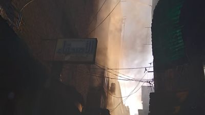 الدفع بـ 8 سيارات إطفاء للسيطرة على حريق مخزن أحذية في الموسكي