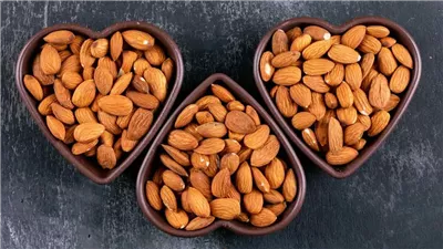 يمنع الكوليسترول الضار..7 أسباب تدفعك لتناول اللوز على معدة فارغة  