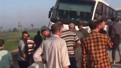 حادث مروع.. تصادم ميني باص مع أتوبيس على الطريق الإقليمي (صور)