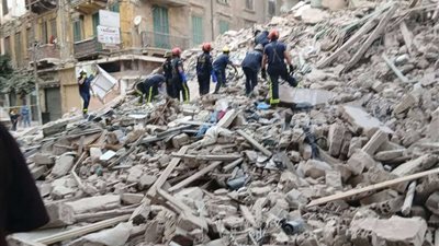 وفاة شخص وإصابة 6 آخرين في انهيار أجزاء من عقار بالإسكندرية (صور)