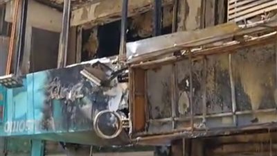 حريق يلتهم صيدلية ومحال تجارية وشقة سكنية بشارع فيصل (صور)