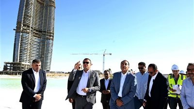 رئيس الوزراء يتفقد مشروعات أبراج الداون تاون ولاجون بالعلمين الجديدة