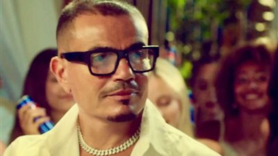 عمرو دياب وابنه عبد الله يحتلان التريند بأغنية 