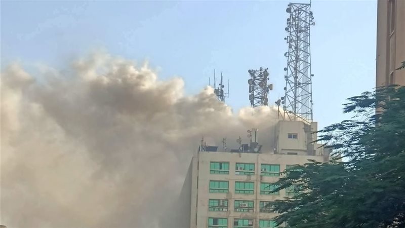 تصاعد الدخان من مبنى