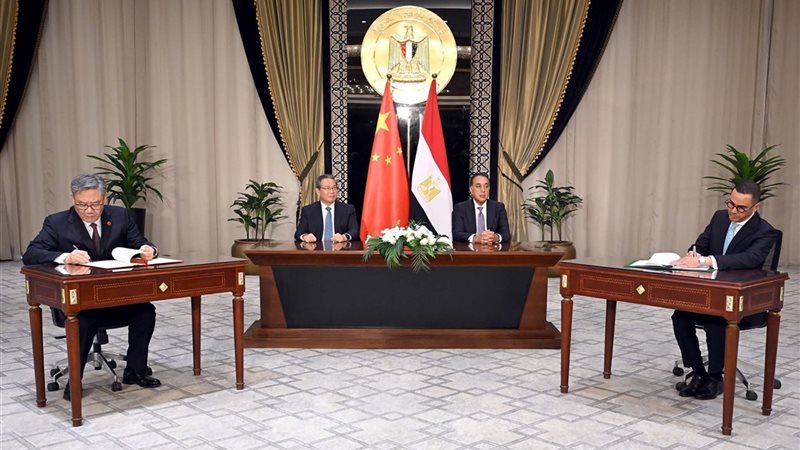 مراسم توقيع مجموعة