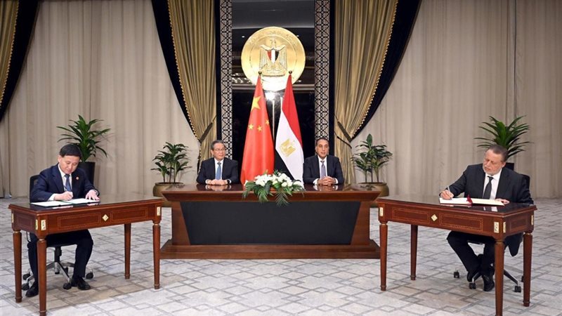 أثناء توقيع الاتفاقية