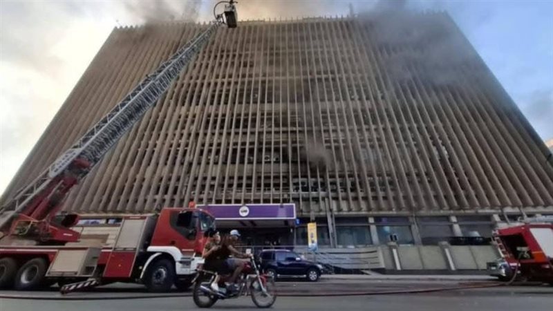 تصاعد الدخان من مبنى