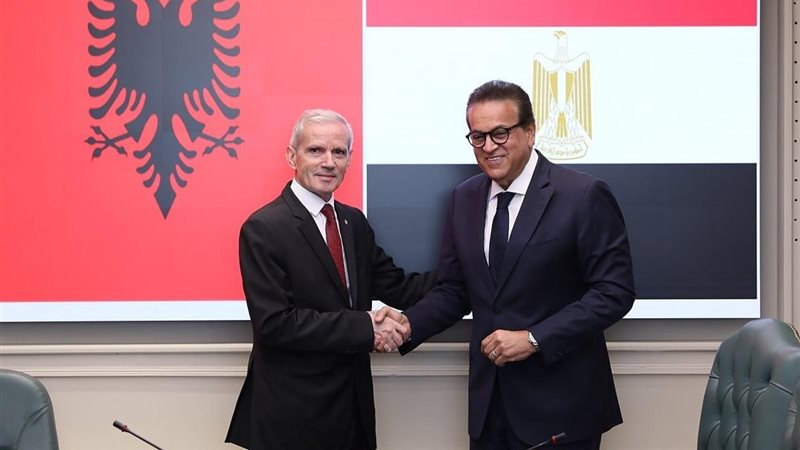 وزير الصحة وسفير