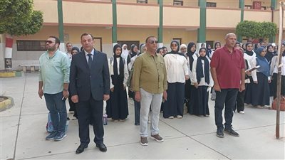مدير تعليم بني سويف يتابع الفصول والأنشطة ويستمع لطالبات الثانوية الجديدة
