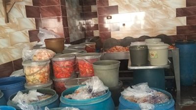 بالصور.. ضبط 10 أطنان مواد غذائية منتهية الصلاحية وسلع مجهولة المصدر بسوهاج 