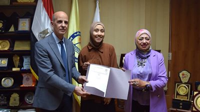 تقديرًا لتفوقها وإصرارها.. منحة دراسية لخريجة علوم بني سويف سارة أحمد 