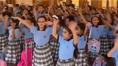 بعد استقبال الطالبات على أنغام 