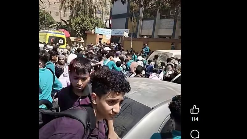 سقوط بوابة مدرسة