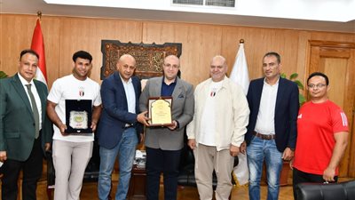 محافظ الفيوم يكرم بطل رفع الأثقال عبد الرحمن يونس بعد حصد الميداليات وتحطيم الأرقام العالمية