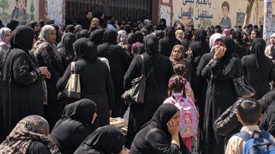 أمهات تحت الشمس.. أسباب ومخاطر انتظار أولياء الأمور للطلاب أمام المدارس| تقرير خاص