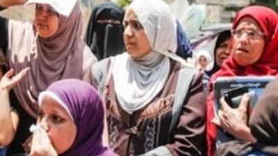 أمام أسوار المدارس.. حكايات أمهات ينتظرن أبناءهن كل يوم